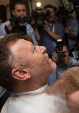 برلماني تركي معارض يفي بوعده ويحلق لحيته بعد عامين.jpg