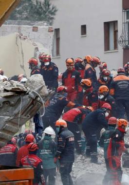 ارتفاع ضحايا انهيار مبنى في إسطنبول إلى 16 قتيلا