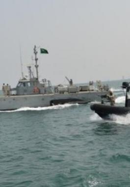 فرق يمنية سعودية تفكك ألغاماً حوثية في سواحل الحديدة.JPG