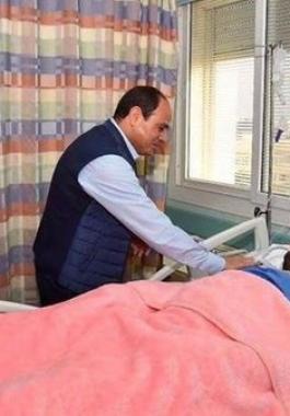 السيسي يزور الضابط الذي احتجزه إرهابيون ويشيد ببطولته.jpg