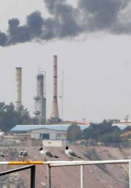 إصابة 6 أشخاص إثر حريق ضخم بمنشأة نفط إيرانية