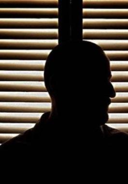 أيقظت طفلة أميركيّة تبلغ من العمر 6 أعوام والديها لتخبرهما أنّها تعرضت للتحرّش في سريرها على يد شخص غريب.   وللوهلة الأولى، ظنّت والدتها وزوجها أنّ الطفلة راودها كابوسًا، لكن سرعان ما لاحظا أنّها لم تكن مرتدية ملابس النوم.   فهرع زوج والدتها إلى غرفتها، و