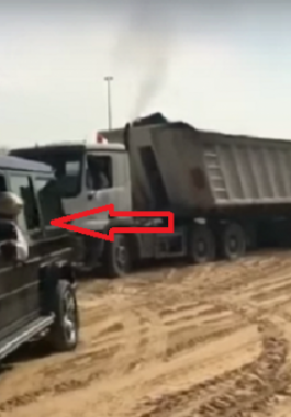 بالفيديو : ولي عهد دبي يساعد مواطناً في الصحراء ..ماذا فعل!!