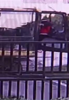 صور| لقطات صادمة لطفل صغير يسرق حفارا ويصطدم ببوابة حديدية!