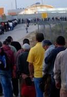قناة عبرية: مستوطن يُهرب المئات من العمال الفلسطينيين للداخل عبر فتحات الجدار
