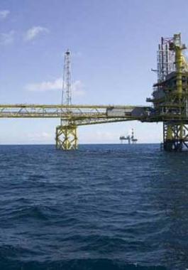 صحيفة عبرية تكشف أسماء الشخصيات المشاركة في اتفاق حقول الغاز حول غزة