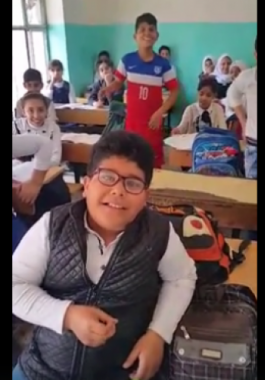 بالفيديو : معلم عراقي يقول '2+2= 5'...والعبرة مذهلة!
