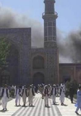 قتل اليوم الأحد، 10 أشخاص وأصيب 29 آخرون، إثر تفجير استهدف مسجدا بإقليم خوست شرق أفغانستان.  وأفاد مسؤول في الشرطة المحلية بمقتل 10 أشخاص على الأقل وإصابة 29 جراء تفجير استهدف مسجدا بإقليم خوست شرق أفغانستان.     وأوضح بصير بينا المتحدث باسم الشرطة المحلي