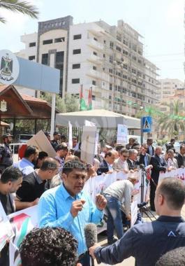 بالفيديو والصور: وقفة غاضبة لموظفي السلطة بغزة لمطالبة الرئيس بصرف رواتبهم