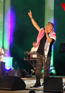 بالفيديو والصور: الفنان الأردني عمر العبداللات يُشعل مدرج 