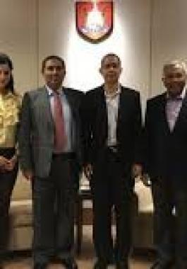 شامية يلتقي عددا من المسؤولين السنغافوريين.jpg