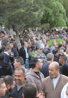 الآلاف يحتشدون في ساحة الجندي وسط غزة رفضاً لخصومات الرواتب