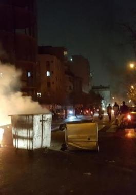 قتلى وهجمات على مراكز للشرطة في احتجاجات بإيران