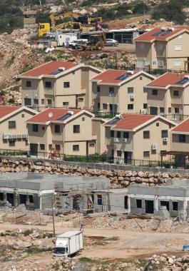 وزير الاستيطان يطالب غانتس بعدم المصادقة على مشاريع بناء للفلسطينيين في منطقة 