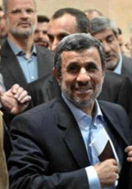 أحمدی نجاد يقدم طلباً للترشح للانتخابات الرئاسية بإیران.jpg
