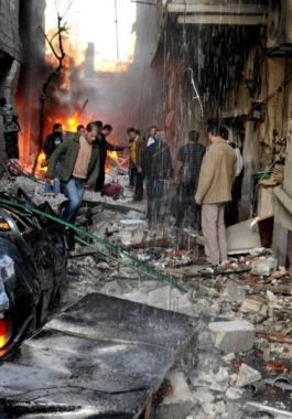 النظام السوري يقصف مخيم اليرموك بالمدفعية الثقيلة.jpg