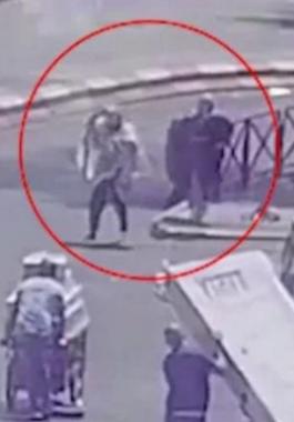 شرطة الاحتلال تبث فيديو مصور لـعملية الطعن بالقدس.jpg
