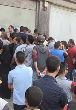 بالفيديو: غضبٌ عارمٌ يجتاح موظفي السلطة بغزة لتدني نسب صرف رواتبهم