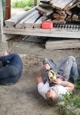 بالفيديو : أُغمِيَ عليه عندما رآى صديقه يموت بعد أن فَقَدَ السيطرة على منشار خشب!