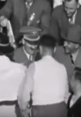 سري يظهر للمرة الأولى.. أمريكية تحاول تقبيل هيتلر..!