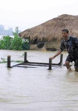 مصرع مئات الأشخاص جراء فيضانات الأمطار الموسمية بالهند.jpg