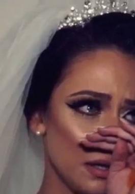 بالفيديو : رد فعل مؤثر لعروس لحظة وداع عائلتها!