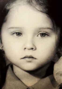 بالصورة : خمنّوا هذه الطفلة أي نجمة عربية أصبحت...!