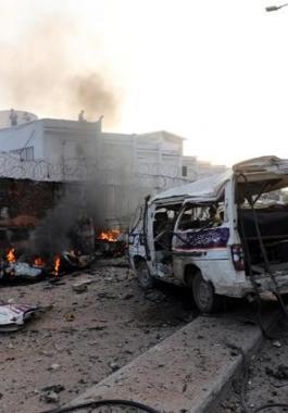 مصرع 17 شخصًا إثر انفجار سيارتين مفخختين في مقديشو.jpg