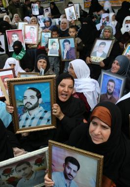 أهالي الأسرى والشهداء.jpg