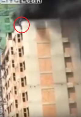 بالفيديو مروغّ : وقفوا يُصورون بينما زميلهم يواجه الموت والنيران!