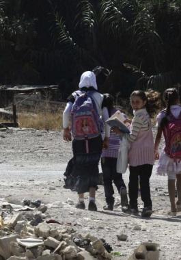 الحصار والقصف يحرمان طلاب مخيم اليرموك من حقهم بالتعليم
