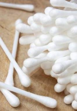 لا للأعواد القطنية.. إليكم أفضل طريقة لتنظيف الأذنين!