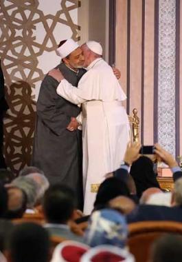 طالب البابا فرنسيس، خلال كلمة ألقاها أمام المؤتمر الدولي للسلام الذي ينظمه الأزهر في القاهرة.jpg