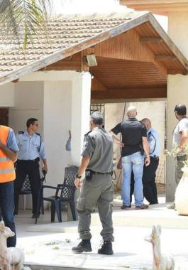 إصابة مستوطن بجراح خطيرة إثر طعنه في الرقبة من قبل مجهولين
