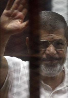 مرسي يطلب لقاء أهله ويشكو من أشياء تمس حياته.jpg