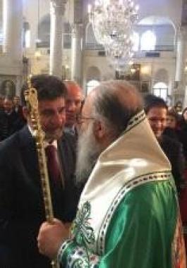 باسم الرئيس.. السفير عبد الهادي يقدم التهاني بعيد الميلاد المجيد.jpg