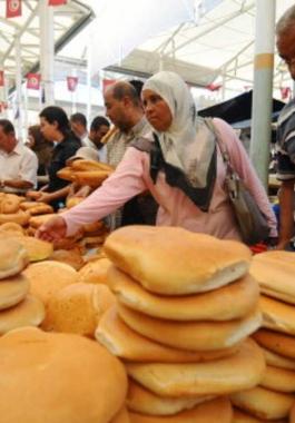 تونس تتجه لزيادة أسعار البنزين والخبز في 2018