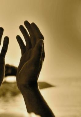  كيف يمكننا أن نوفق بين حسن الظن بالله تعالى وبين الغرور والخوف من غضب الله تعالى ؟ .