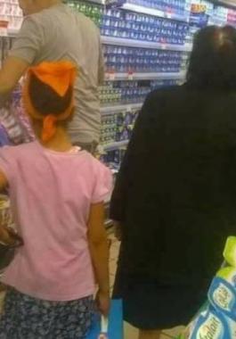 شاهدوا : طفلة تمشي وراء 'سيدتها' حاملة الأثقال تثير الغضب