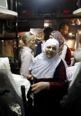 20 من أهالي أسرى غزة يزورون 13 أسيرًا بـريمون.jpg