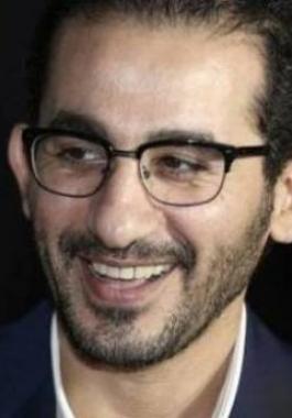 بالفيديو :  أحمد حلمي يخرج عن المألوف ويرقص على المسرح!