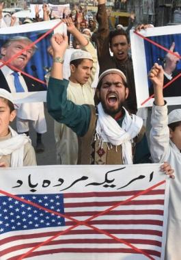 واشنطن: قرار تجميد المساعدات لباكستان قد يصل لبليوني $