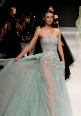 بالفيديو : عرض أزياء نسائي يثير ضجة في السعودية