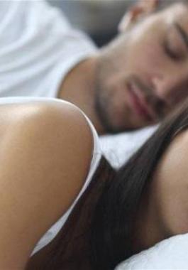 لماذا تحتاج النساء إلى ساعات نوم أكثر من الرجال؟