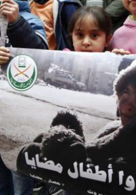 160115024241_placard_depicting_pictures_believed_to_be_for_children_from_the_syrian_town_of_madaya_640x360_epa