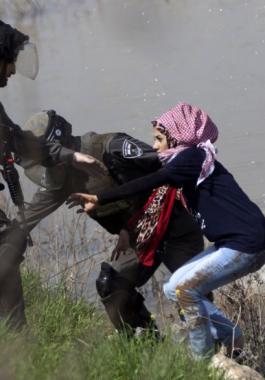 اعتقال فتاة في رام الله 