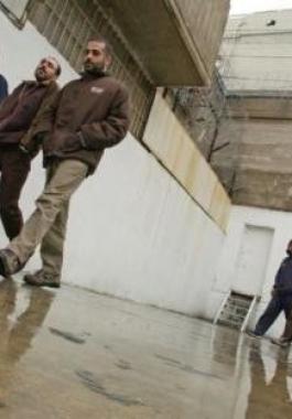 الاحتلال يحتجز أسيراً في البرد لمدة (22) ساعة