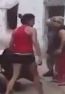 بالفيديو...معركة ساخنة لضابط شرطة على يد نساء في الشارع!