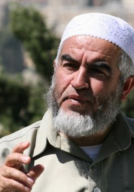 الشيخ صلاح يقبع بغرفة يعجز فيها عن الحركة أو أداء الصلاة