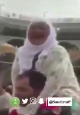 مصري-يحمل-مسنة-ويطوف-بها-حول-الكعبة-png-34576861115029098.png